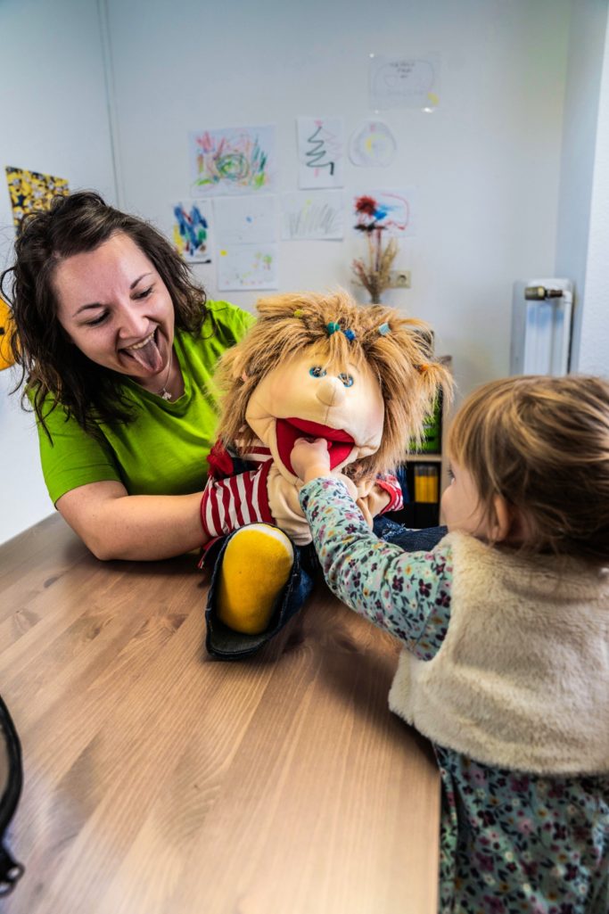 Spielerisch mit Puppe - so wird die Mundmotorik trainiert